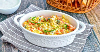 Салат ПП Оливье без майонеза с йогуртом и курицей