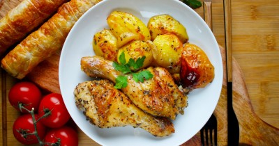 Курица с картофелем и яблоками в духовке запечённые