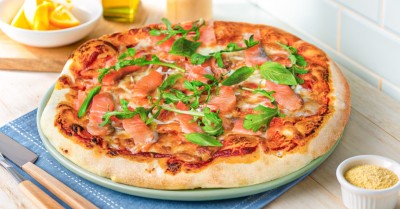 Пицца с красной рыбой на дрожжевом тесте