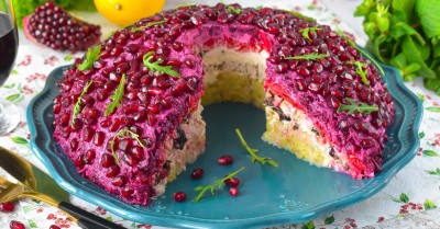 Салат Гранатовый браслет с орехами курицей и черносливом
