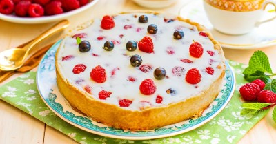 Песочный пирог с ягодами и сметанной заливкой