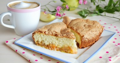 Бисквитный пирог с яблоками