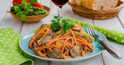 Салат Обжорка с корейской морковью и грибами и говядиной