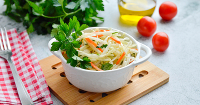 Простой и вкусный салат из свежей капусты с луком и морковью