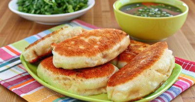 Пирожки на кефире с дрожжами на сковороде