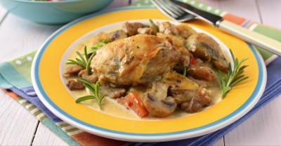 Кролик с грибами тушеный в сметане