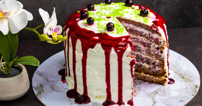 Бисквитный торт с черной смородиной на день рождения