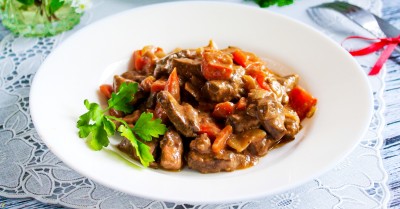 Гуляш из печени с подливкой