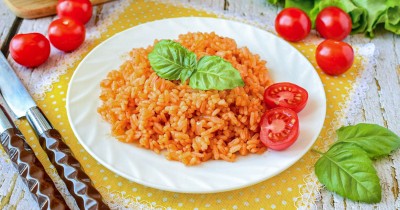 Рис с томатной пастой на сковороде