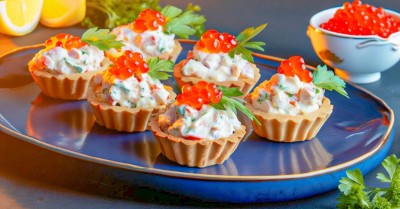 Тарталетки с крабовыми палочками сыром и яйцом