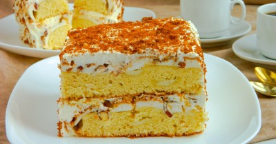 Бисквитный торт с меренгой и взбитыми сливками