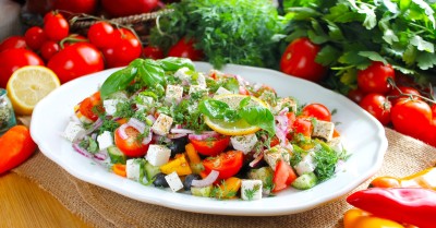 Салат греческий с фетаксой классический