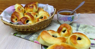 Дрожжевые булочки с изюмом и медом в духовке