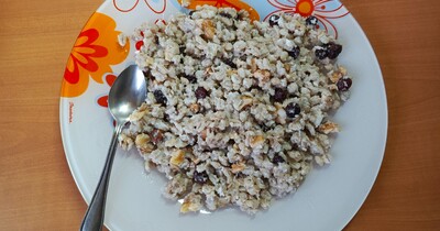 жемчужная каша с творогом, изюмом и грецким орехом