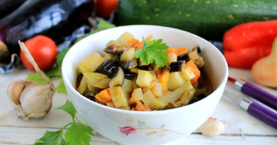 Тушеные овощи с баклажанами морковью и кабачками