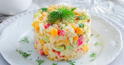 Салат крабовый праздничный с кукурузой и рисом просто