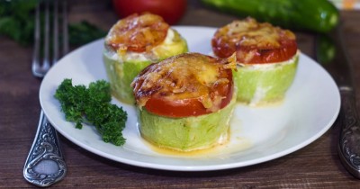 Кабачки башенки со свининой помидорами и сметаной