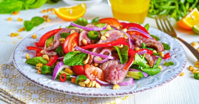 Теплый тайский салат с говядиной и болгарским перцем
