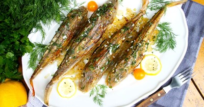 Жареная рыба с чесноком и лимоном на сковороде
