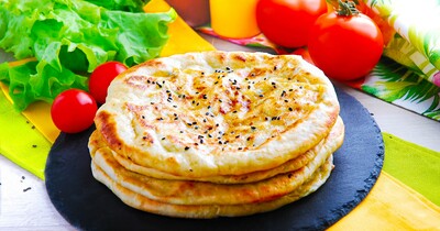 Быстрые хачапури с сыром и творогом на сковороде на кефире