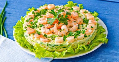 Салат с красной рыбой и креветками