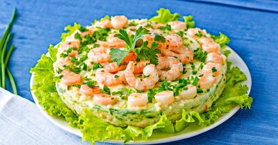 Салат с красной рыбой и креветками