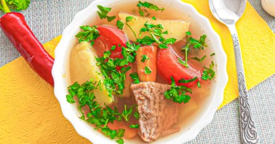Классическая шурпа из мяса говядины с картошкой на плите