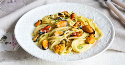 Спагетти с мидиями в сливочном соусе на сковороде