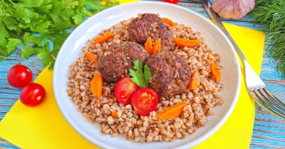 Гречка с котлетами на сковороде