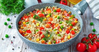 Рис с овощами на сковороде новогодний гарнир
