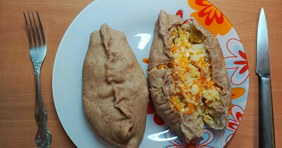 дрожжевой пирожок с капустой и яблоком