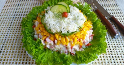 Салат из крабовых палочек и сладкой кукурузы