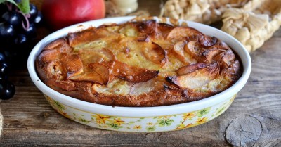 Шарлотка на молоке с яблоками