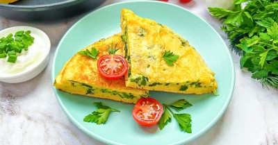 Заливной пирог с луком на сковороде на завтрак