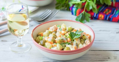 Оливье с красной рыбой быстро и вкусно