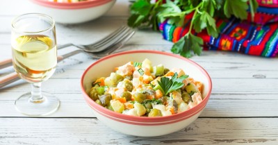 Вкусный оливье с красной рыбой и морковью