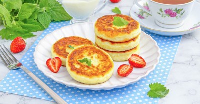 Сырники как в детском саду с молочным соусом