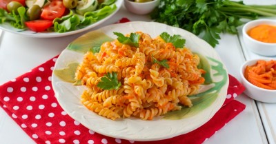 Макароны с морковью и луком на сковороде