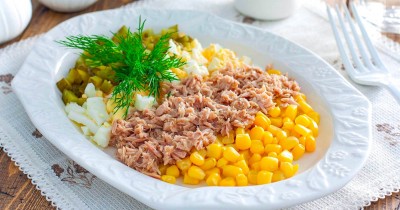 Салат с тунцом яйцом и кукурузой