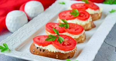 Бутерброды с помидорами и сыром праздничные