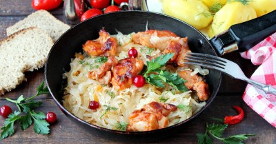 Курица с квашеной капустой на сковороде