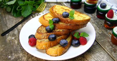 Классические французские тосты с яйцом на завтрак
