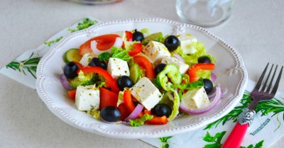 Простой греческий салат с пекинской капустой классический