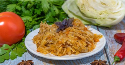 Капуста с морковью и луком на сковороде