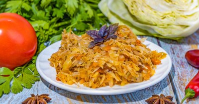 Капуста с морковью и луком на сковороде на гарнир