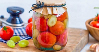 Помидоры с виноградом на зиму