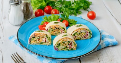 Рулет из лаваша с крабовыми палочками яйцом