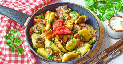 Жареные вареники с грибами луком картошкой на сковороде