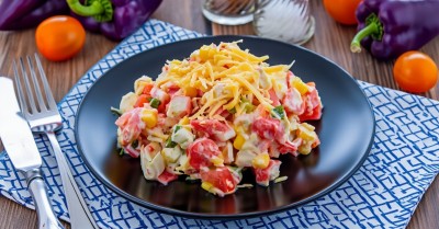 Салат Клеопатра с курицей, помидорами и крабовыми палочками