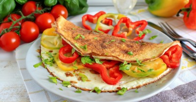 Омлет с мукой и молоком на сковороде